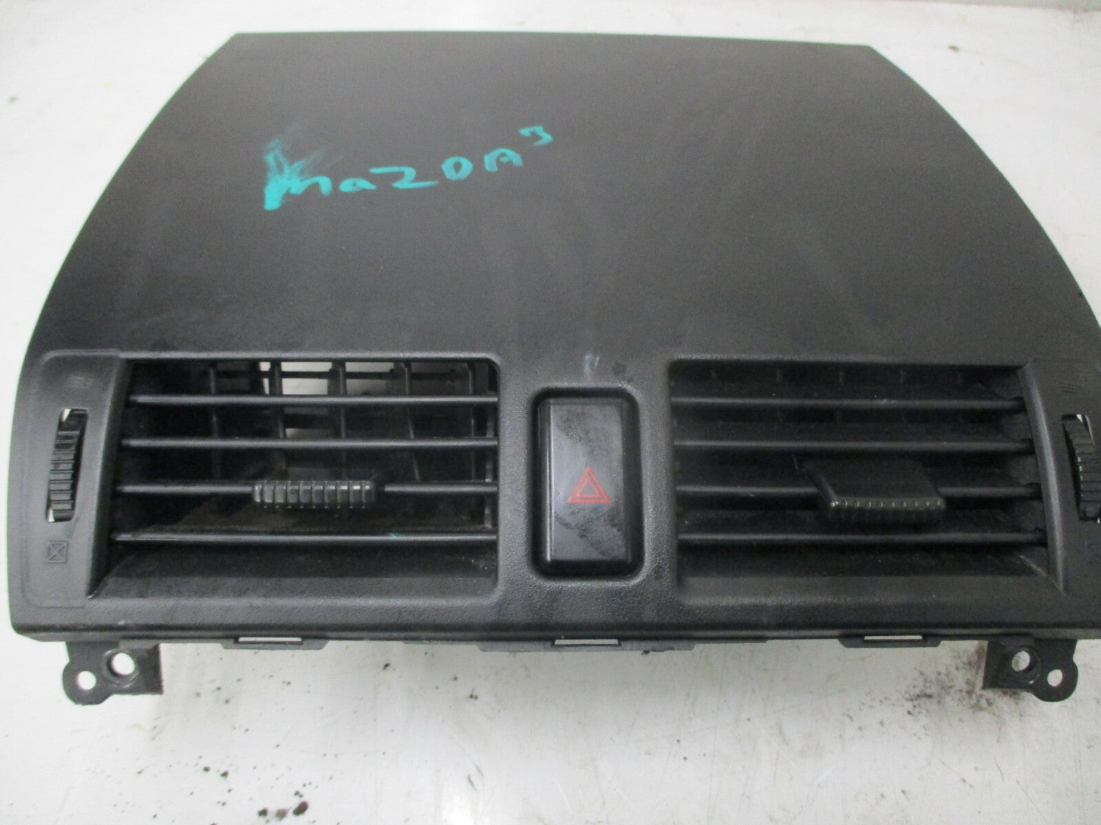 MAZDA 3 TS 2004 TOP DASHBOARD HEATER AIR VENT HAZARD SWITCH TRIM SURROUND