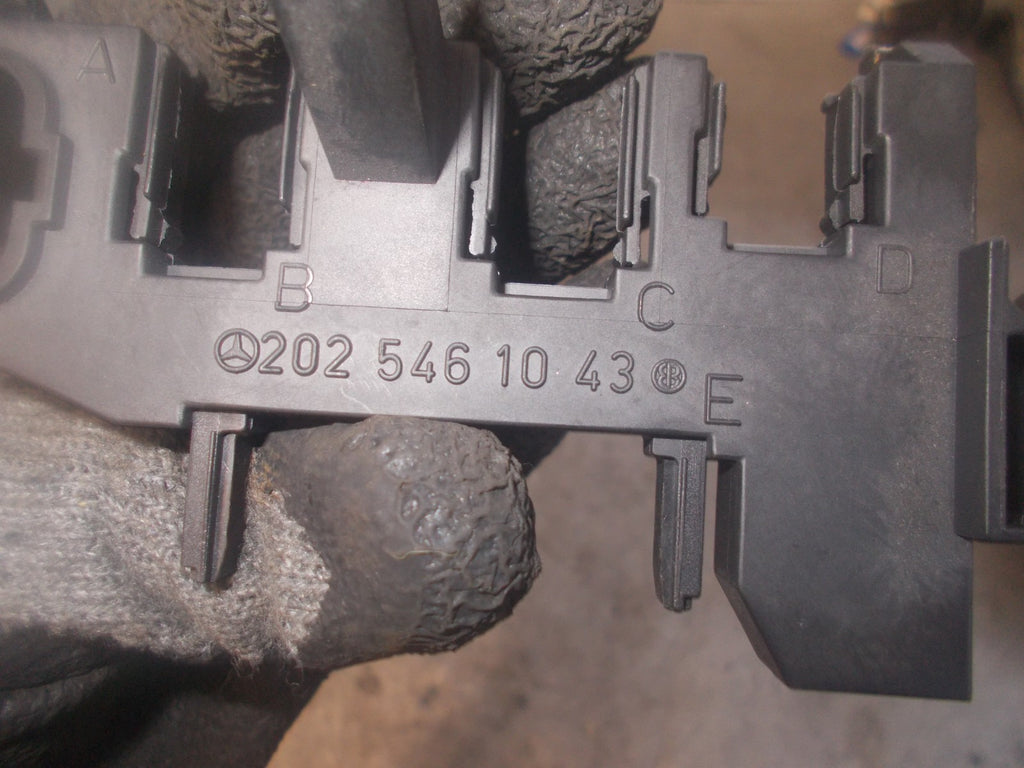 MERCEDES C CLASS W202 STEERING COLUMN HOLDER BRACKET 2025461043