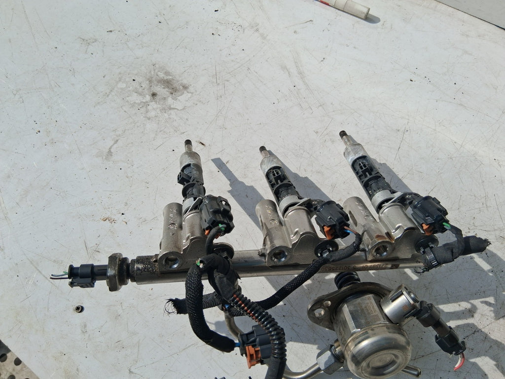 2021 CITROEN C4 MK3 1.2 PETROL INJECTOR FUEL RAIL 9830305880