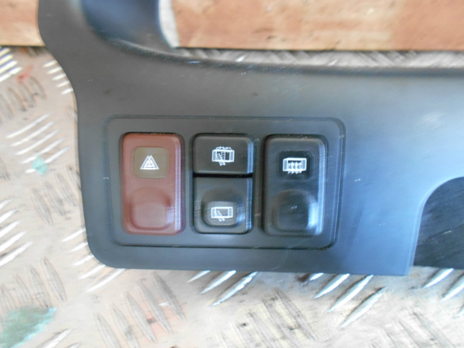 KIA SPORTAGE MK1 2003 SPEEDO CLOCKS SURROUND HAZARD MIRROR WASHER SWITCH