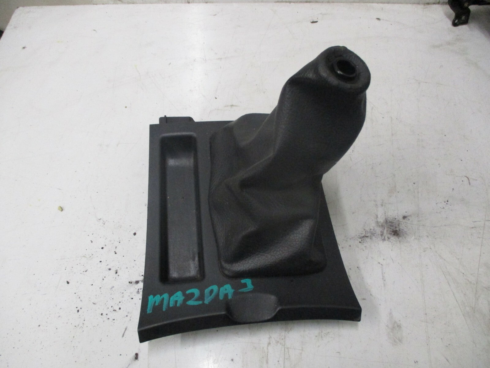 MAZDA 3 TS 2004 CENTRE CONSOLE GEAR STICK LEATHER GAITER SURROUND PLASTIC TRIM