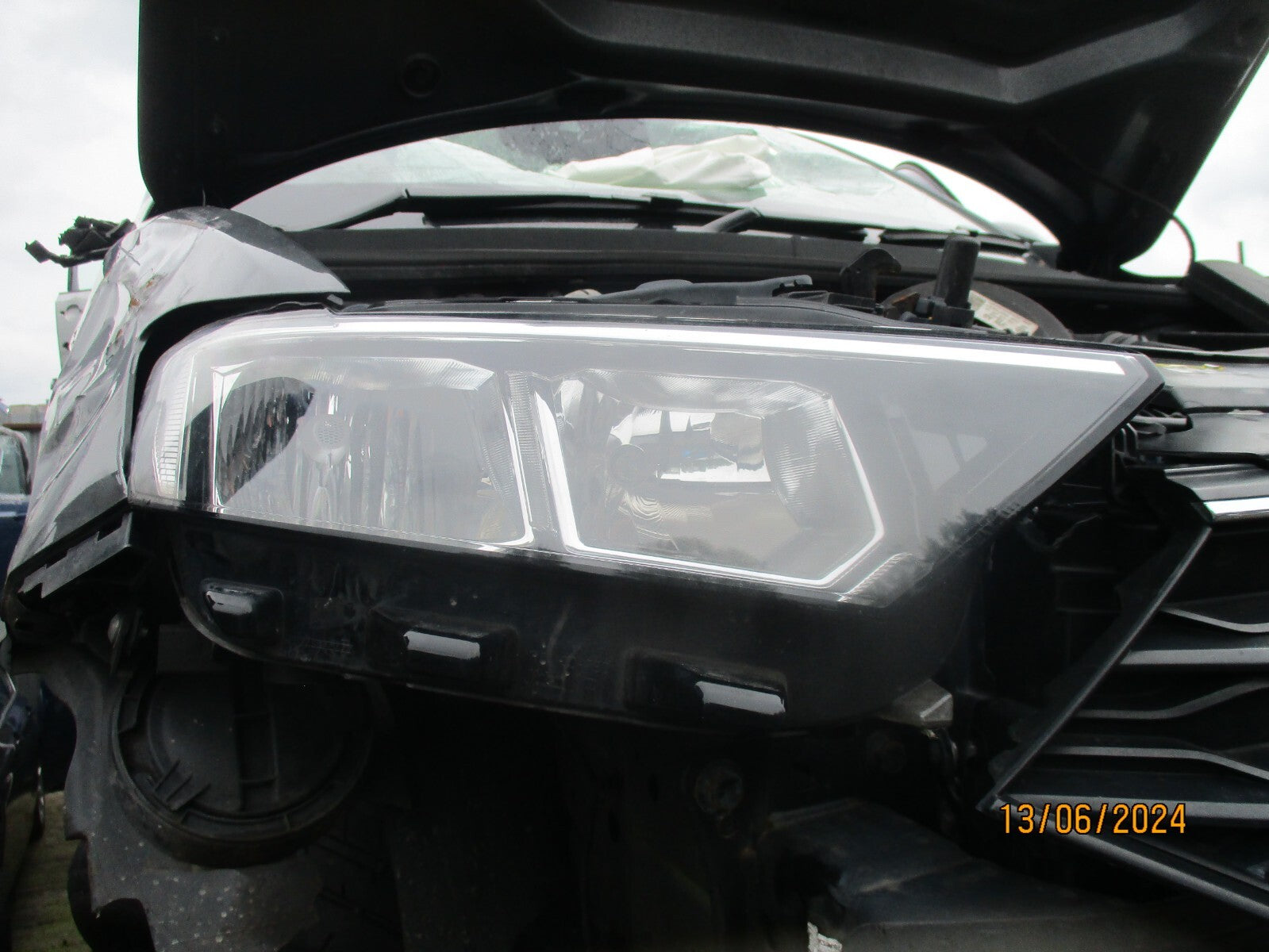 2020 VW VOLKSWAGEN T ROC OSF DRIVER SIDE FRONT HEADLIGHT 2GA941006C DAMAGED TABS