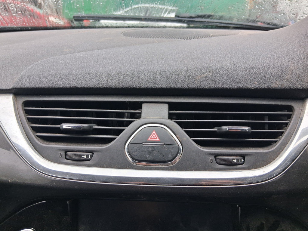 2017 VAUXHALL CORSA E FRONT DASHBOARD CENTRE AIR VENT WITH HAZARD SWITCH