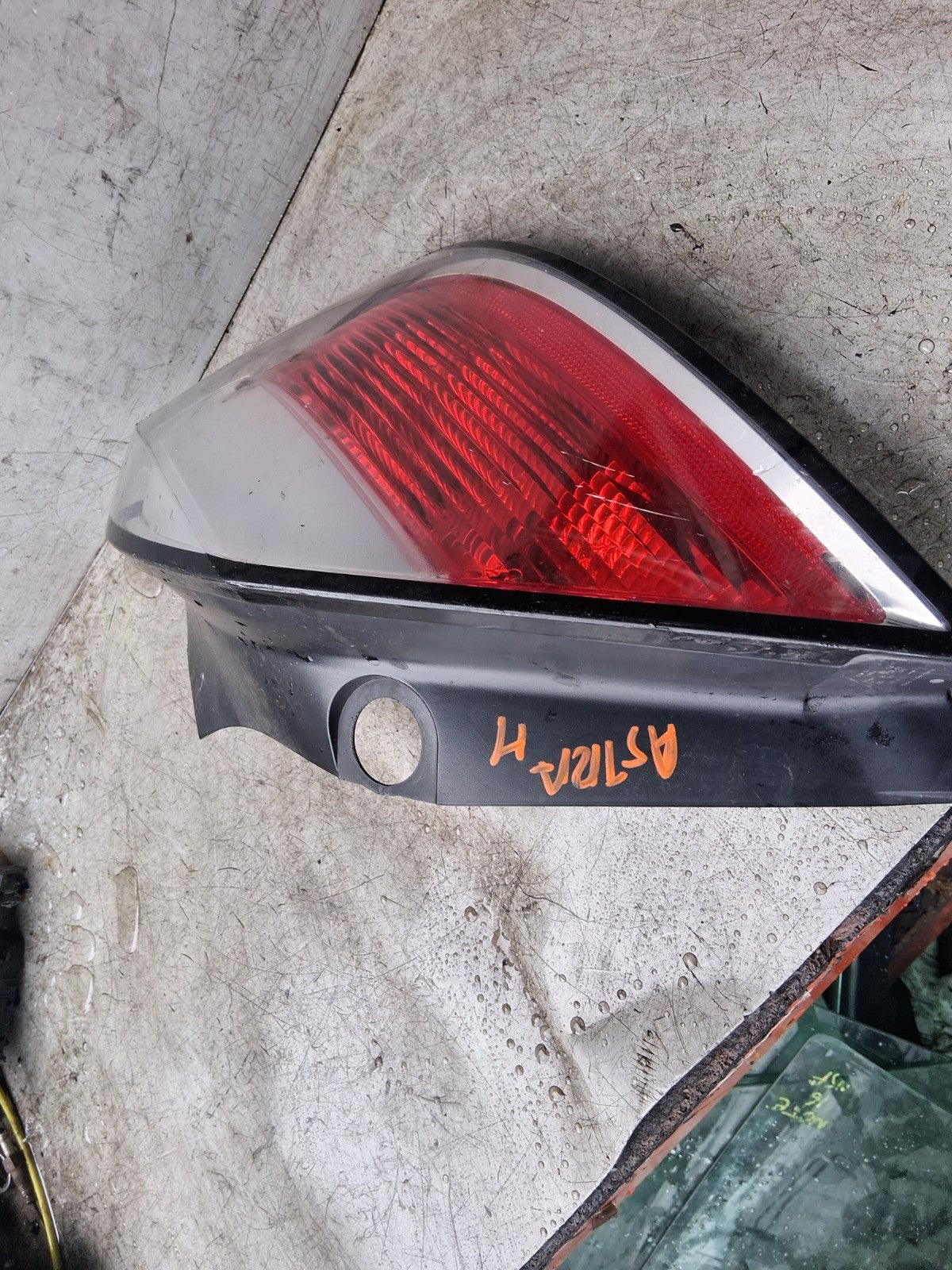 2006 VAUXHALL ASTRA H OSR DRIVER SIDE FRONT RIGHT TAIL LIGHT