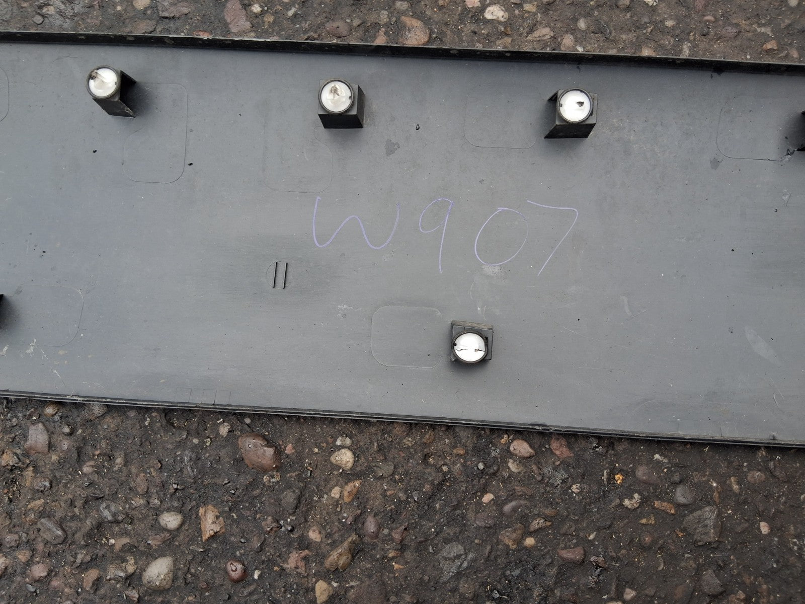 2021 MERCEDES BENZ SPRINTER W907 OS DRIVER CENTRE REAR MOULDING TRIM A9106906800