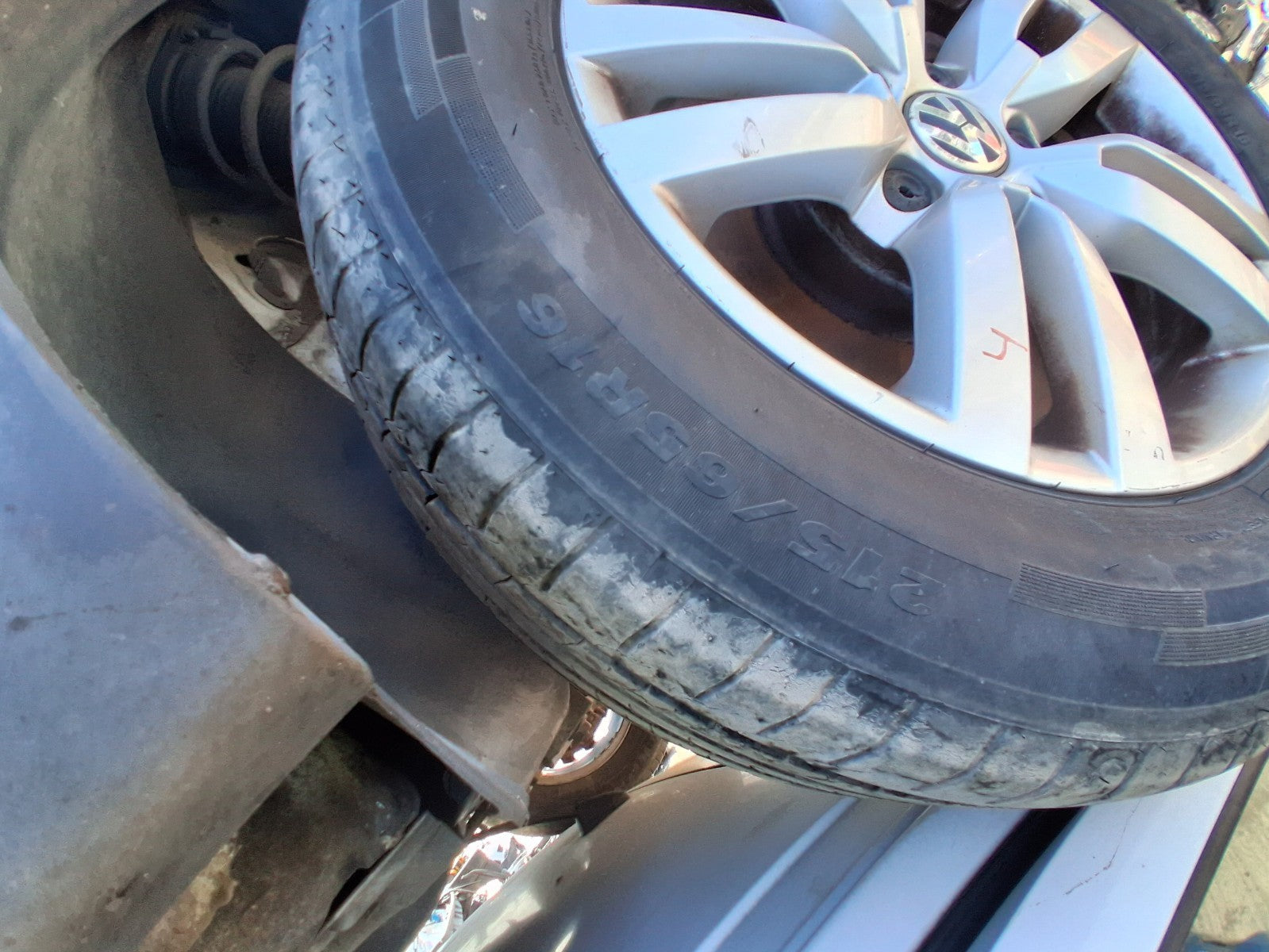2013 VW VOLKSWAGEN TIGUAN MK1 16 INCH ALLOY WHEEL WITH TYRE 215/65R16 REF 4
