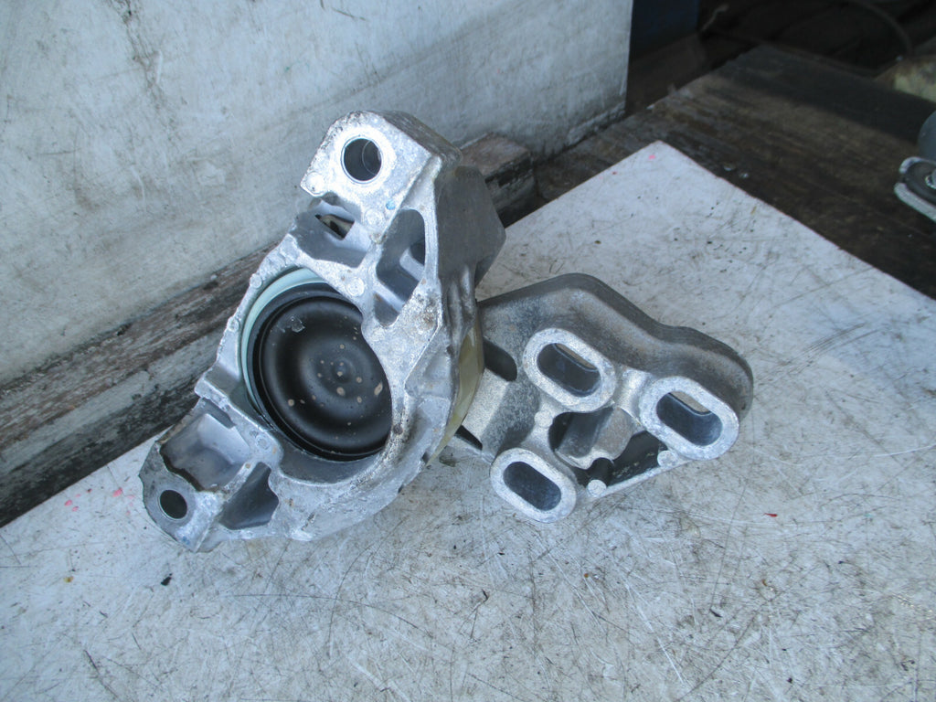 MERCEDES GLA X156 1.6 PETROL NSF PASSENGER SIDE ENGINE MOUNT SUPPORT A2462400617