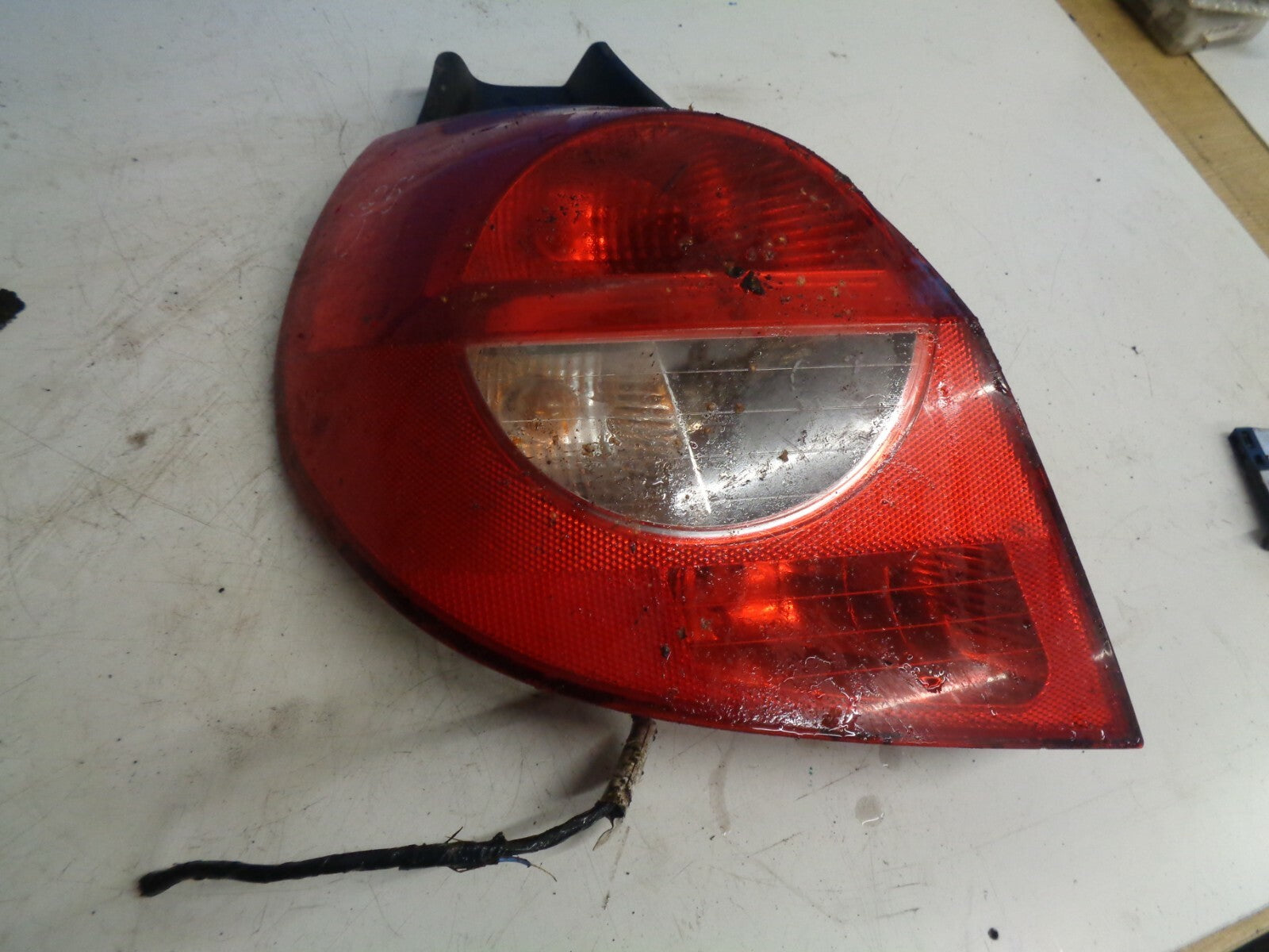 RENAULT CLIO 2007 MK3 REAR NS PASSENGER SIDE TAIL LIGHT 89035079