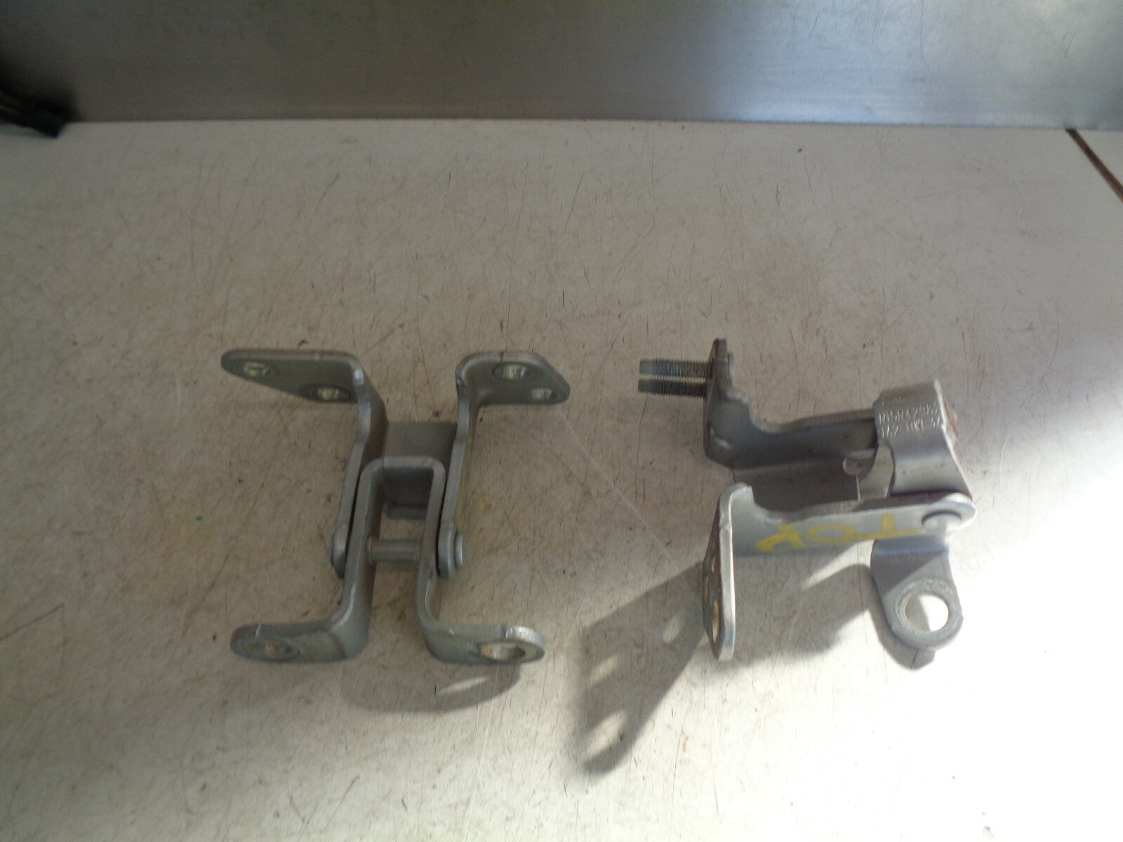 FORD ECOSPORT MK2 2017 REAR OS + NS REAR DOOR TAILGATE HINGE CN15N142982AA