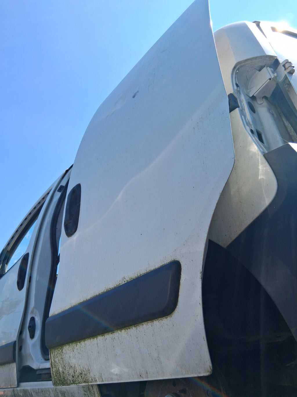 2015 PEUGEOT BIPPER NSF PASSENGER SIDE COMPLETE SLIDING DOOR WHITE