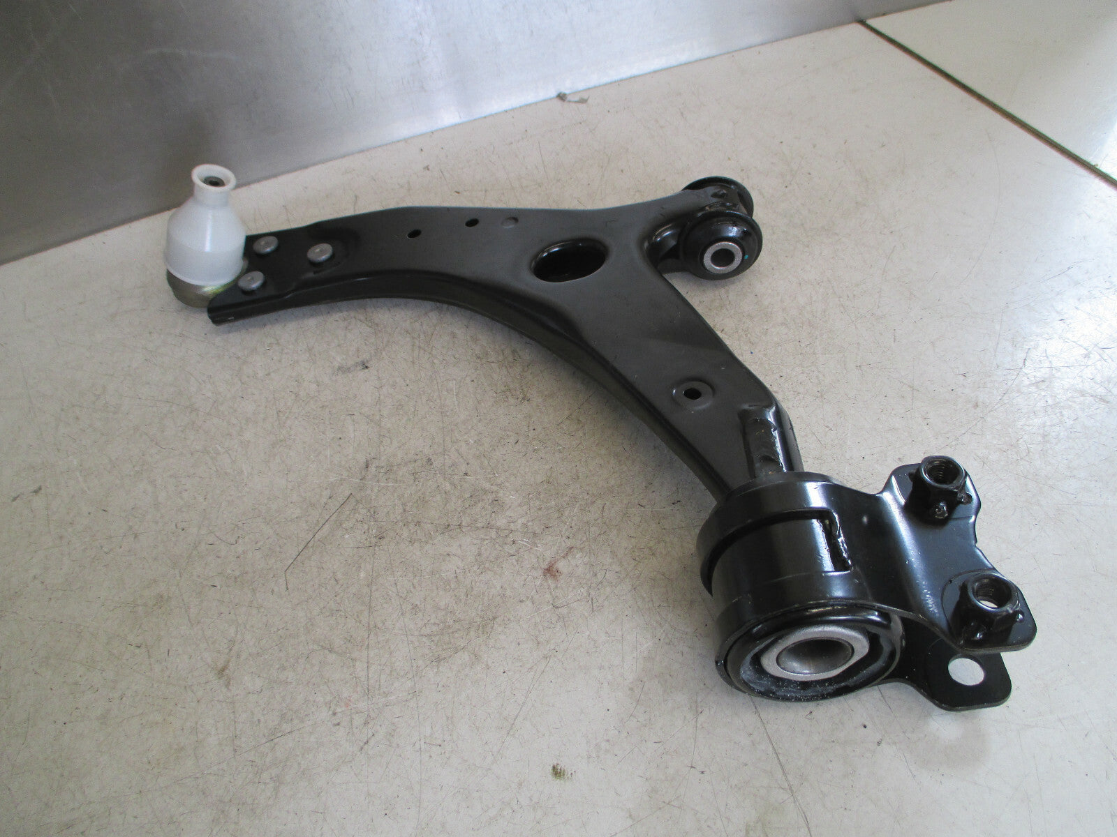 VOLVO C30 V50 2006 -2014 PASSENGER SIDE FRONT LOWER WISHBONE 30714126