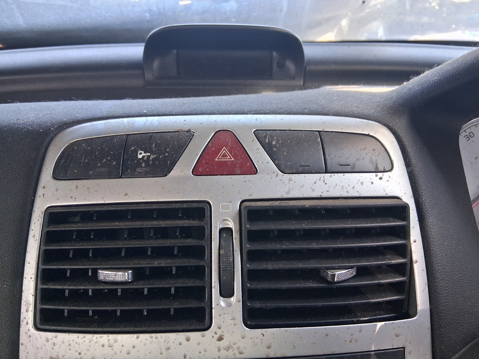2006 PEUGEOT 307 CENTRE DASHBOARD FRONT AIRVENT HAZARD SWITCH TRIM PANEL