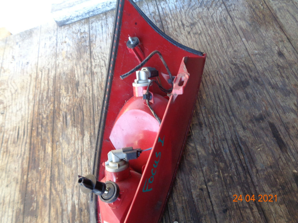 FORD FOCUS MK1 2001 OSR DRIVER SIDE REAR BRAKE TAIL LIGHT CLUSTER
