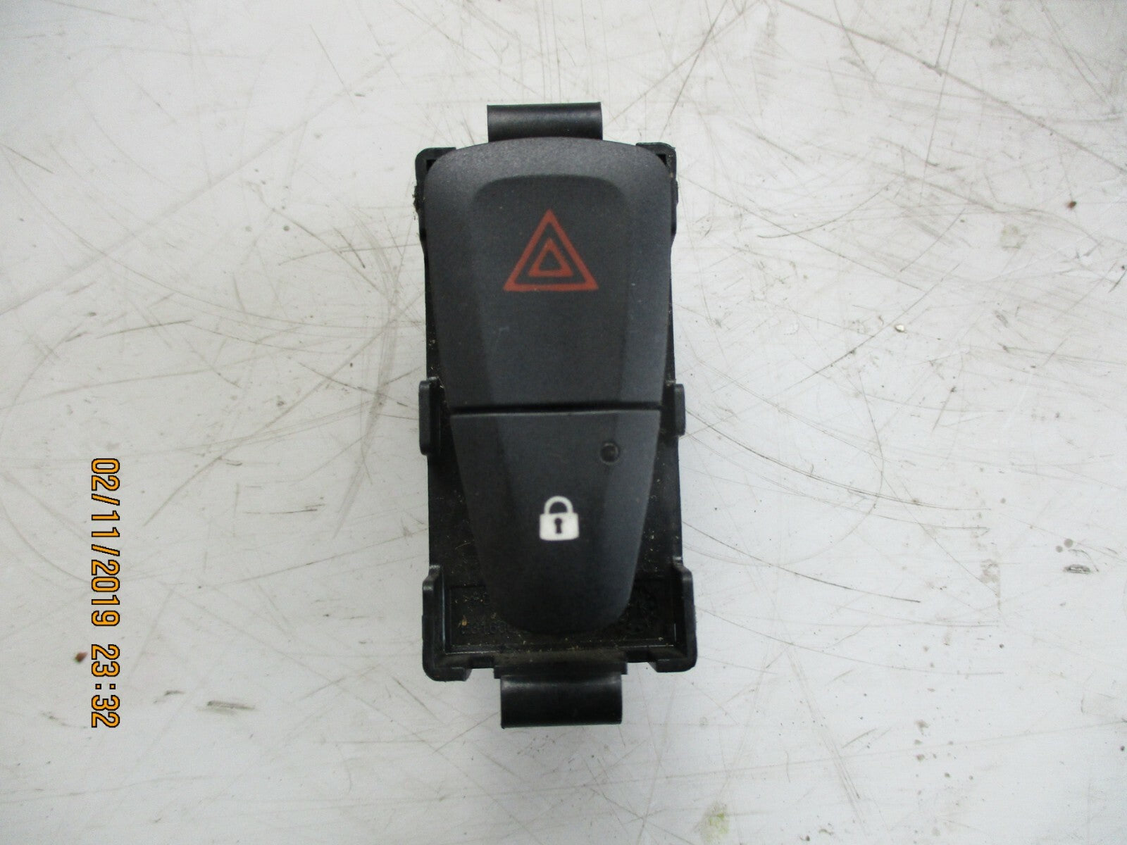 RENAULT CLIO MK3 HAZARD LIGHTS CONTROL BUTTON SWITCH PANEL