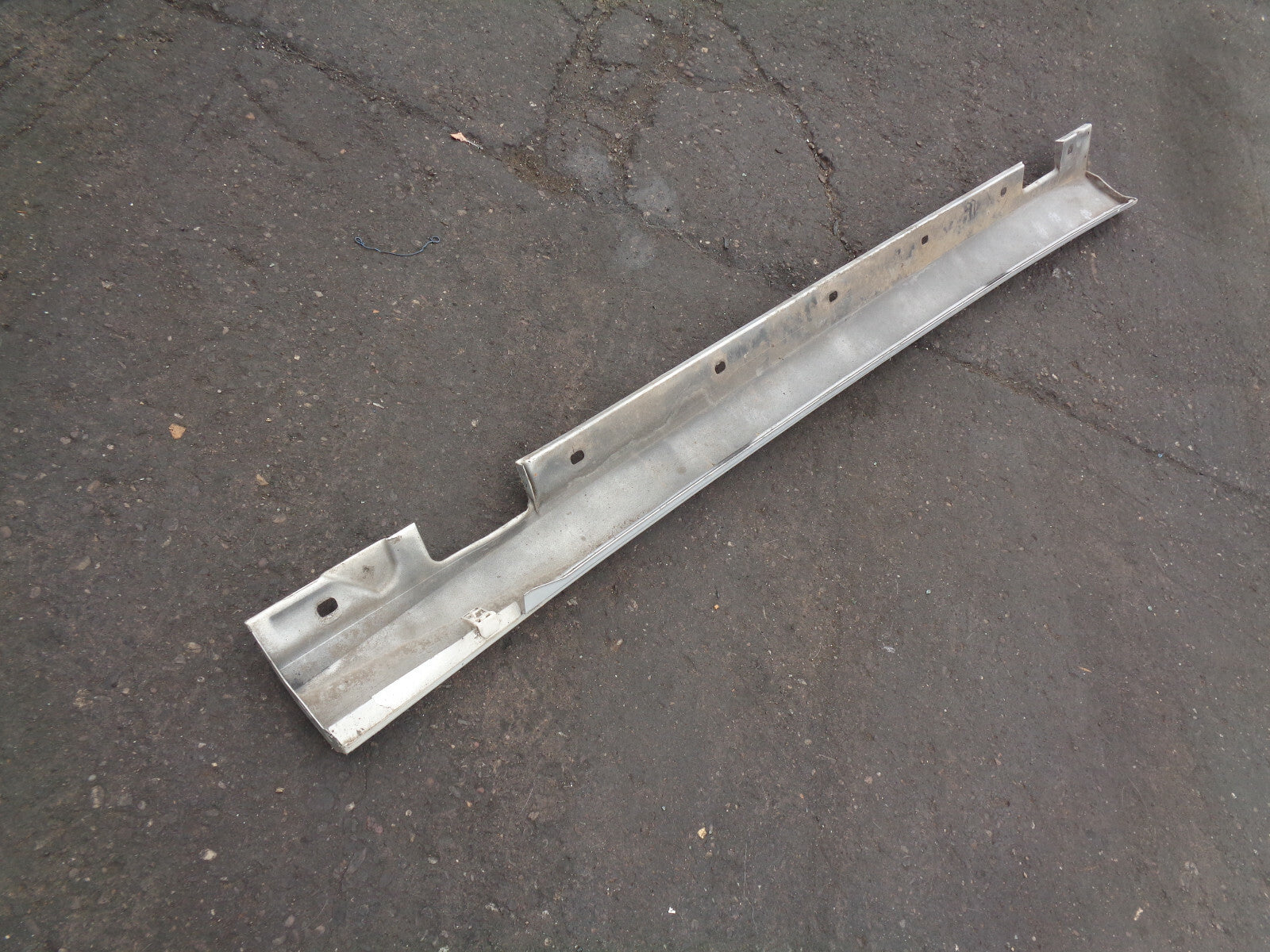 BMW 3 SERIES E90 NS PASSENGER SIDE PLASTIC TRIM SIDE SKIRT SILVER