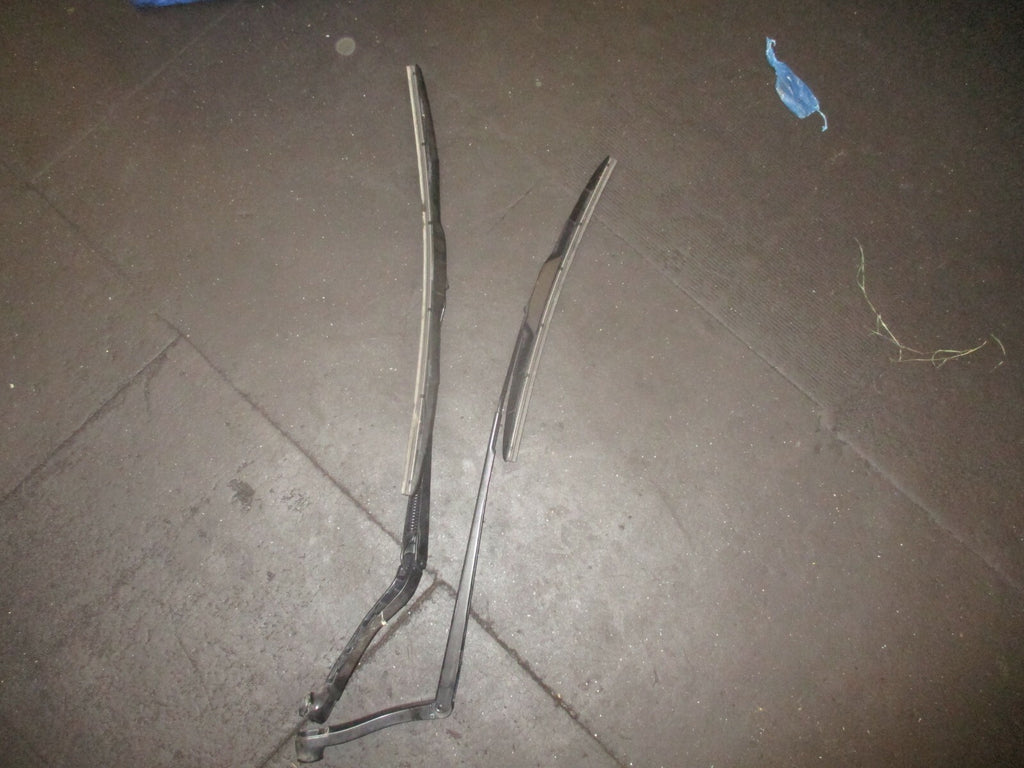 VAUXHALL INSIGNIA A MK1 FRONT WIPER ARMS & BLADES BLACK