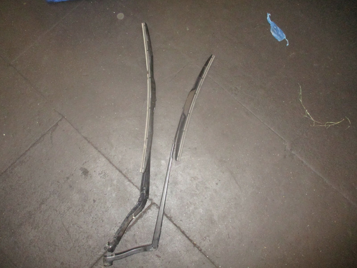 VAUXHALL INSIGNIA A MK1 FRONT WIPER ARMS & BLADES BLACK
