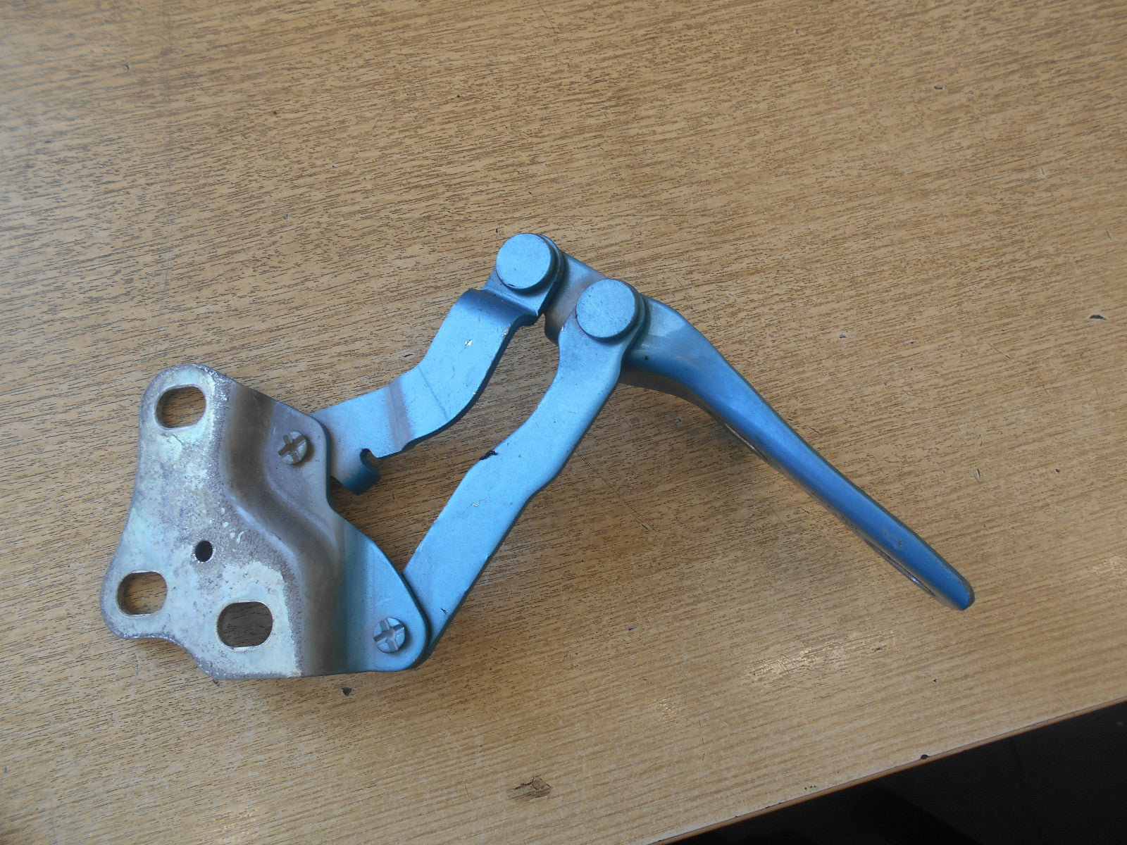 VAUXHALL MERIVA A 2004 OS DRIVER SIDE RIGHT BONNET HINGE BRACKET BLUE 93299986
