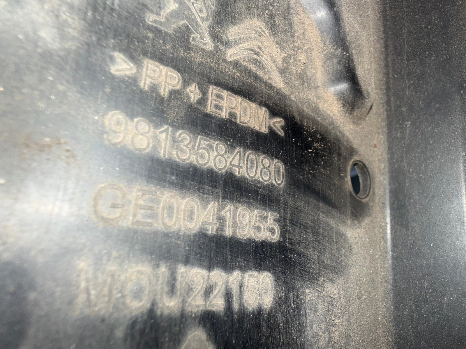2024 DS AUTOMOBILES DS 7 REAR CENTER UNDER TRAY 9813584080