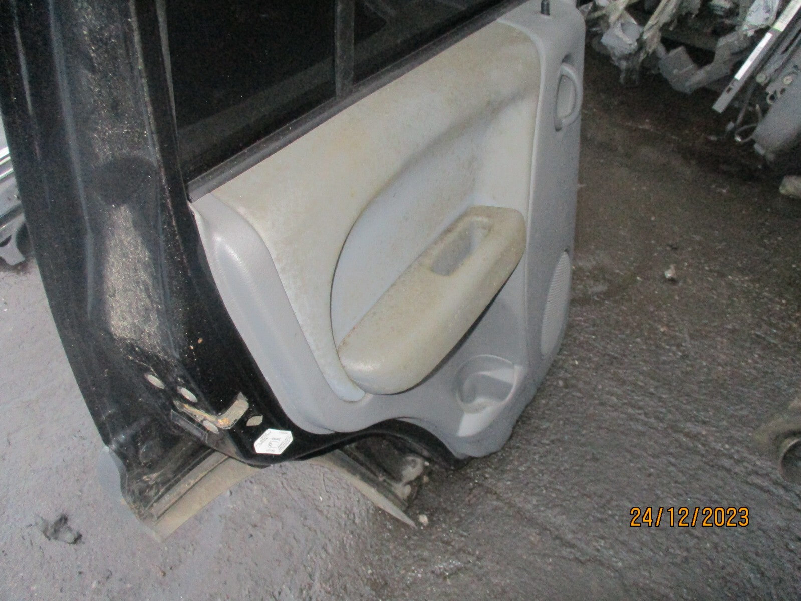 2006 JEEP CHEROKEE MK3 NSR PASSENGER SIDE REAR COMPLETE DOOR BLACK