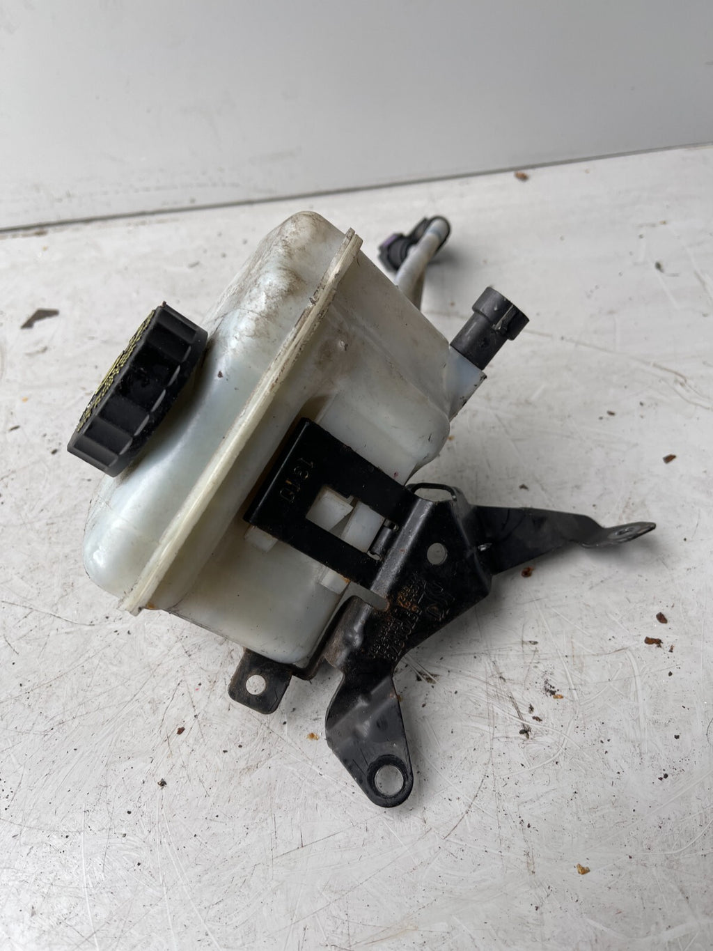 VAUXHALL CORSA E BRAKE FLUID RESERVOIR 55701378