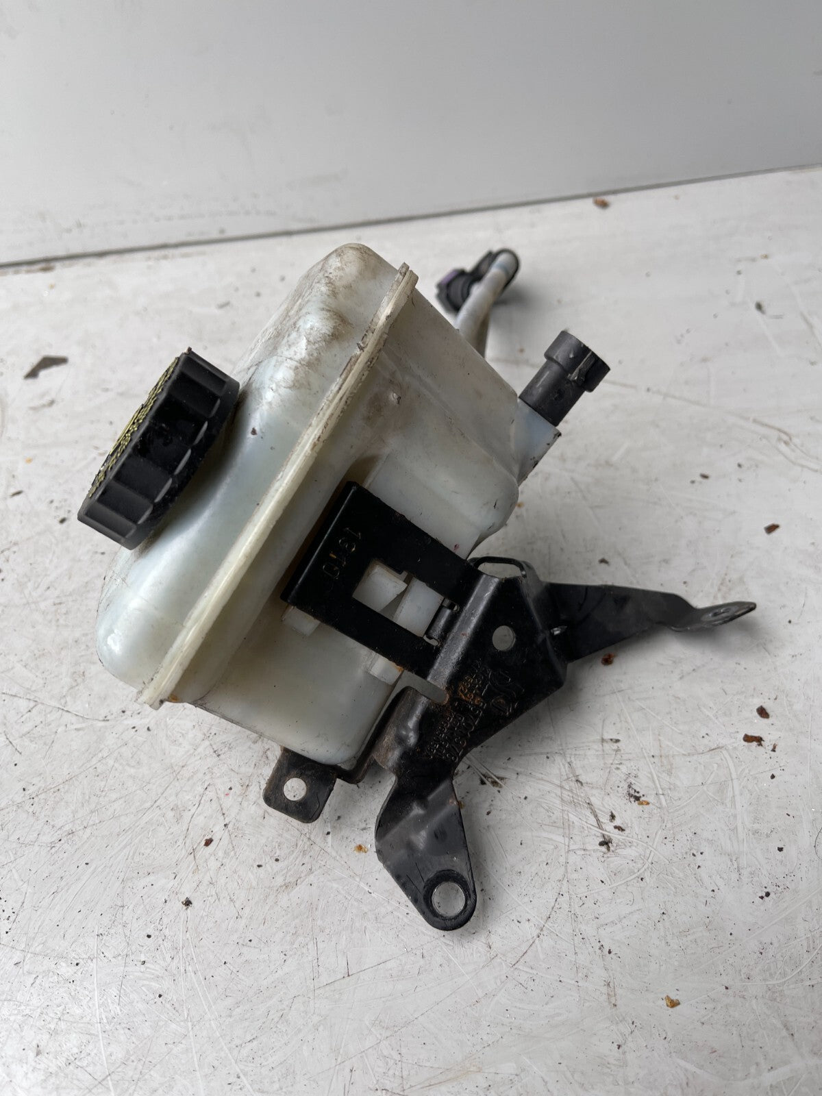 VAUXHALL CORSA E BRAKE FLUID RESERVOIR 55701378