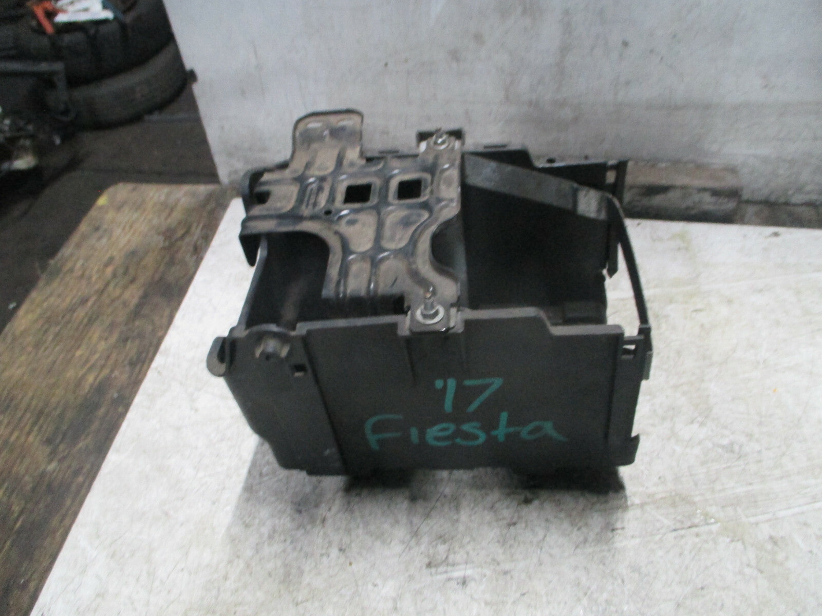 FORD FIESTA 2017 MK7 BATTERY TRAY HOLDER 8V2110718
