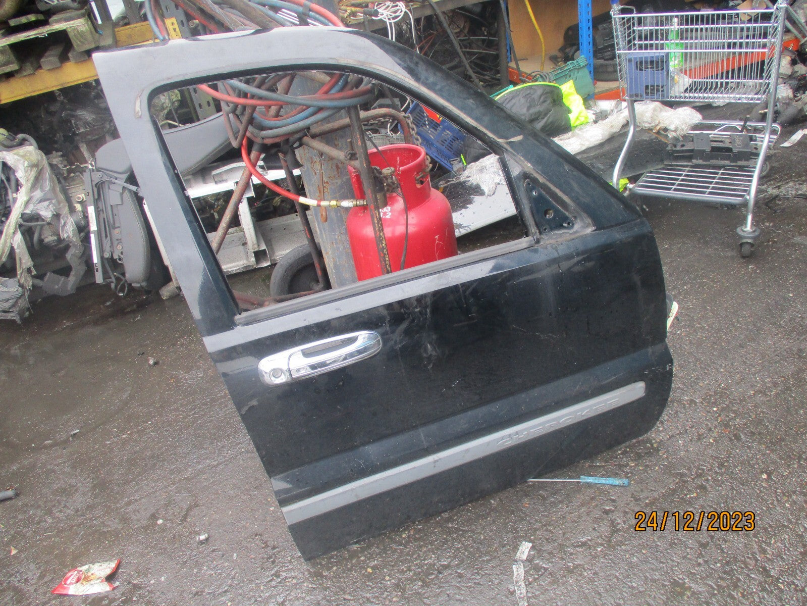 2006 JEEP CHEROKEE OSF DRIVER SIDE FRONT BARE DOOR BLACK
