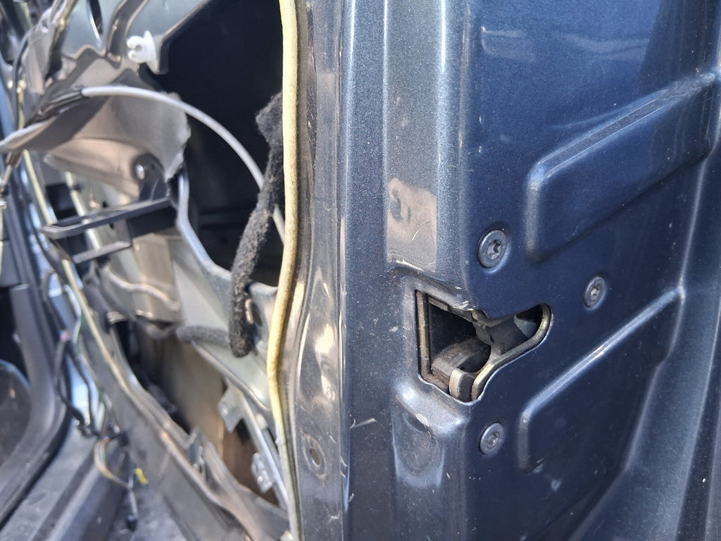 2006 PEUGEOT 307 OSF DRIVER SIDE FRONT COMPLETE DOOR IRON GREY METALLIC EZWD