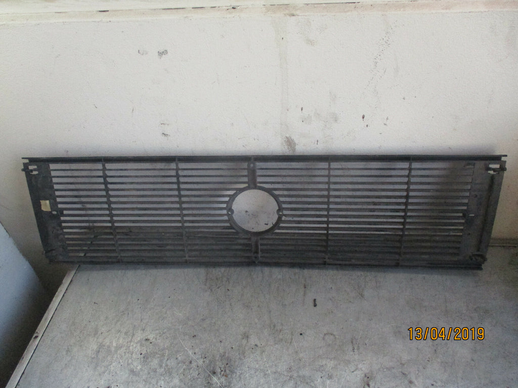 VW VOLKSWAGEN K70 FRONT GRILL 481853653
