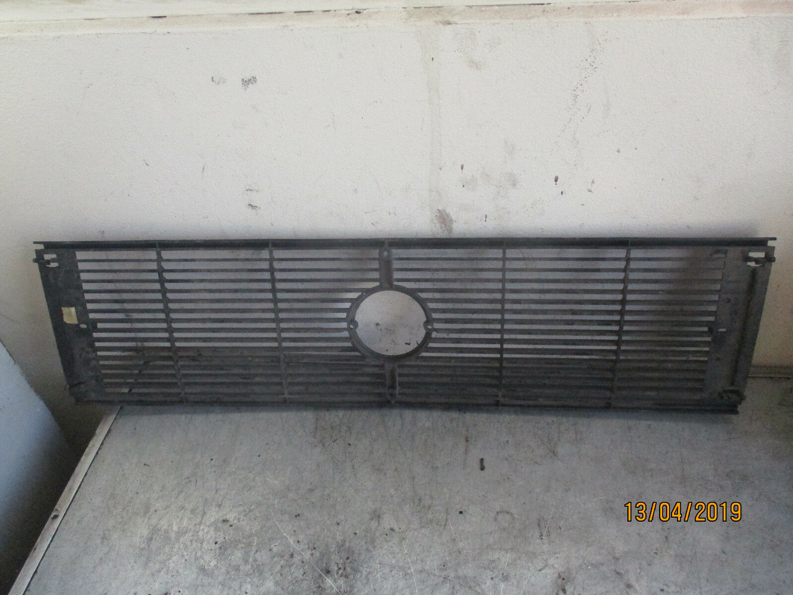VW VOLKSWAGEN K70 FRONT GRILL 481853653