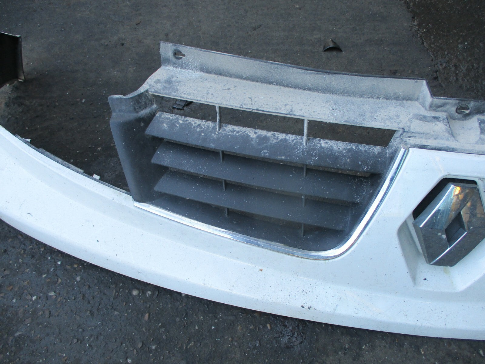 RENAULT TRAFIC MK2 FACELIFT 2014 FRONT BUMPER GRILL TRIM PANEL IN WHITE