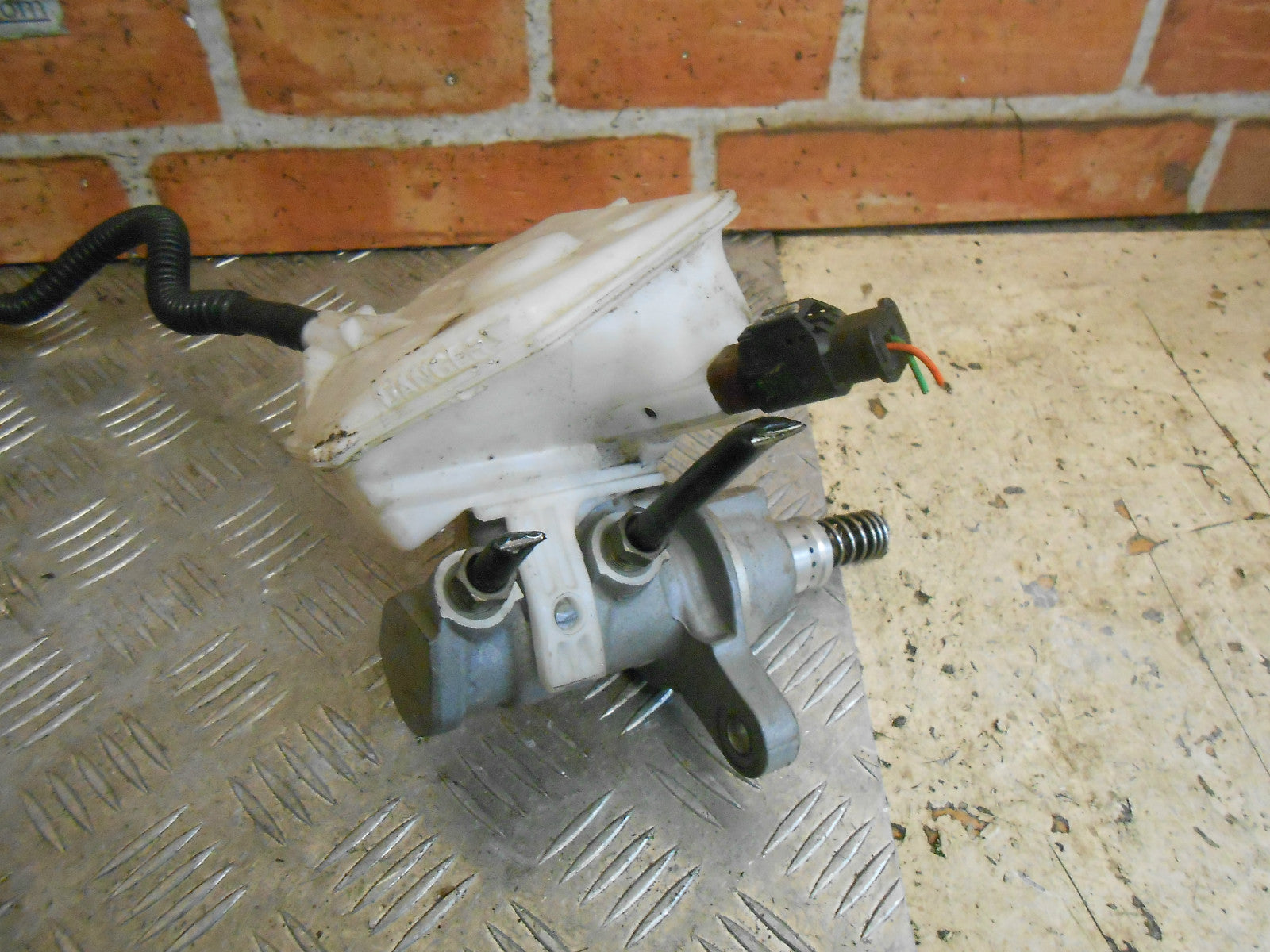 CITROEN C4 MK2 2012 BRAKE MASTER CYLINDER RESERVOIR BOTTLE TANK Y24879
