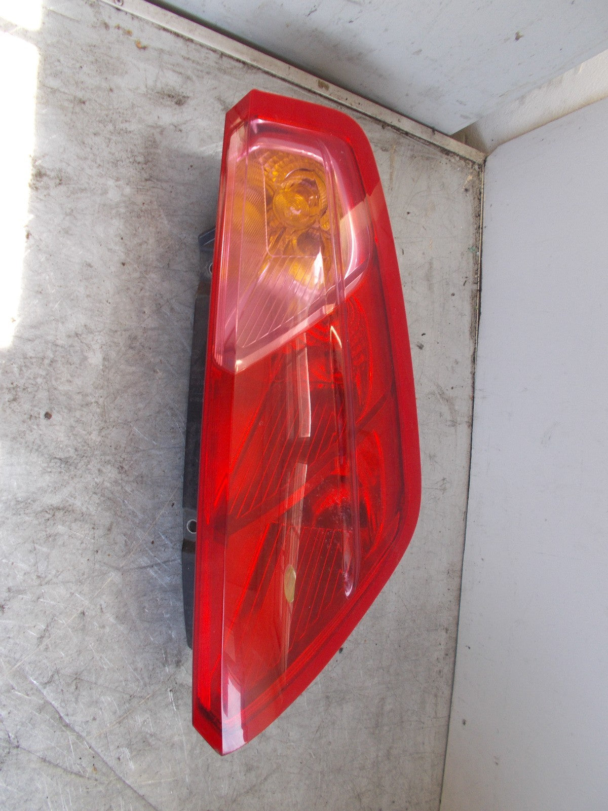FIAT GRANDE PUNTO OS/ DRIVER SIDE REAR LIGHT 27460202