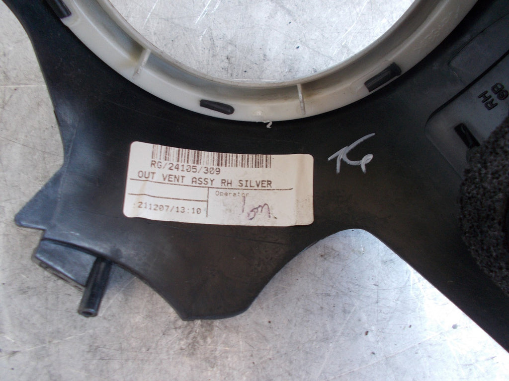 MINI COOPER ONE 2007 OS/ DRIVER SIDE AIR OUTLET PANEL TRIM SILVER 24105309