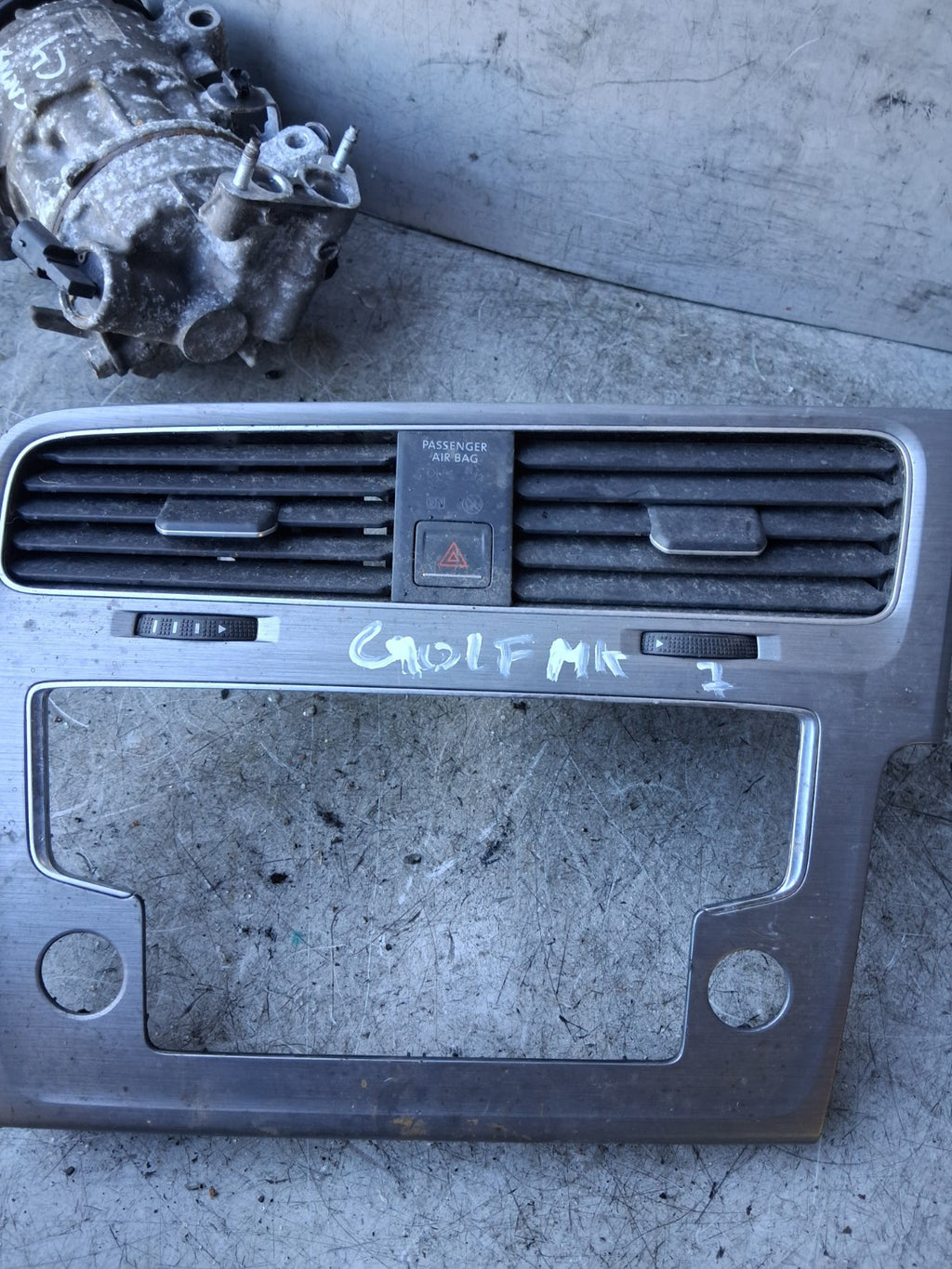 2013 VW VOLKSWAGEN GOLF MK7 CENTER AIRVENT & SURROUND TRIM 5G2819728AG