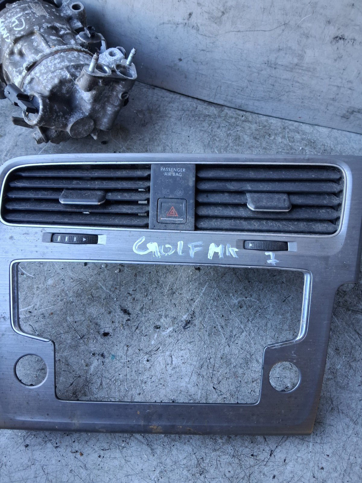 2013 VW VOLKSWAGEN GOLF MK7 CENTER AIRVENT & SURROUND TRIM 5G2819728AG