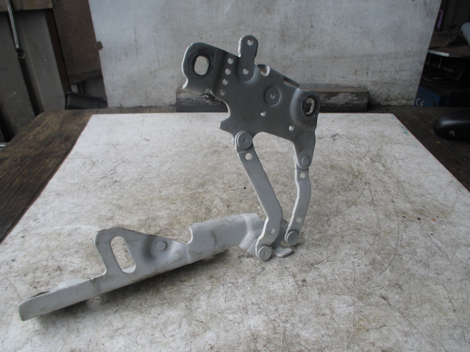 BMW 1 SERIES F20 LCI 2015 DRIVER SIDE FRONT BONNET HINGE 7336700