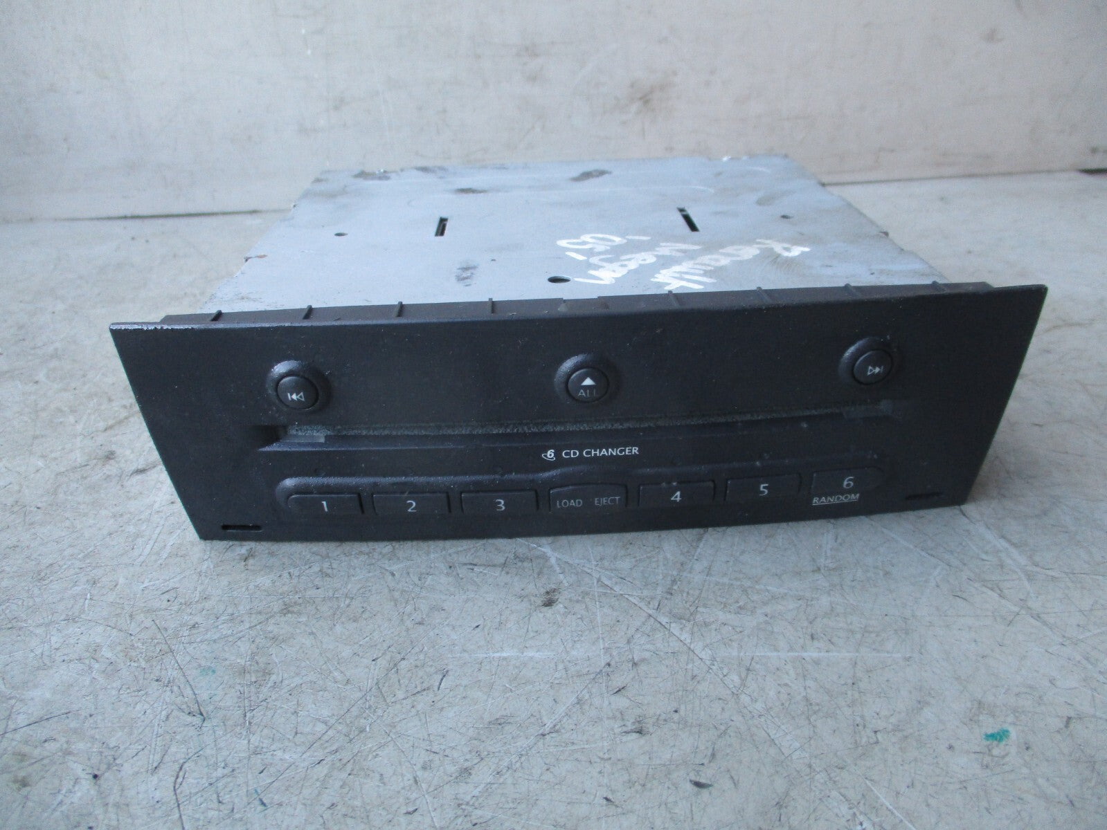2005 RENAULT MEGANE MK2 CD PLAYER CHANGER MULTI DISC 8200485082