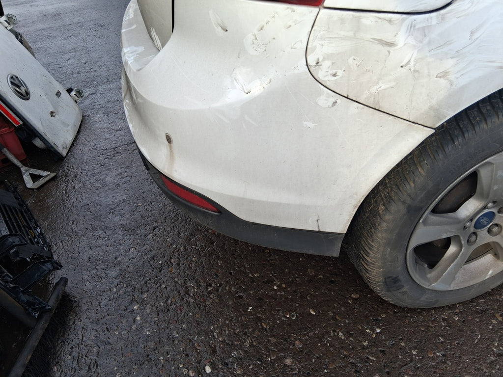 2013 FORD FOCUS MK3 HATCHBACK REAR COMPLETE BUMPER WITH SENSORS FROZEN WHITE Z2