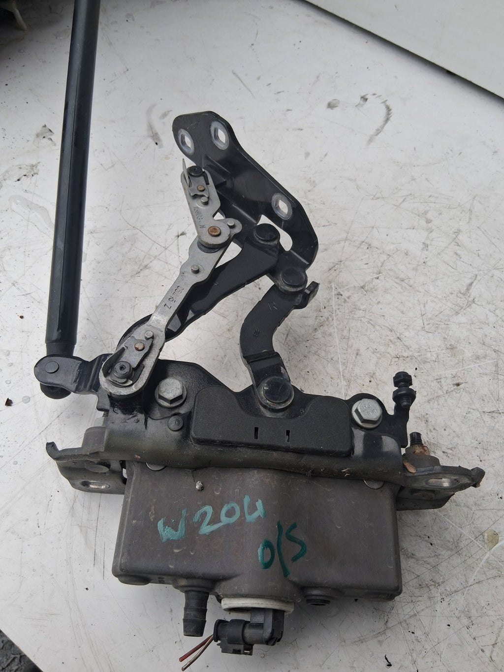 2015 MERCEDES BENZ W204 C CLASS OS DRIVER SIDE BONNET ACTUATOR FRONT A2129066301