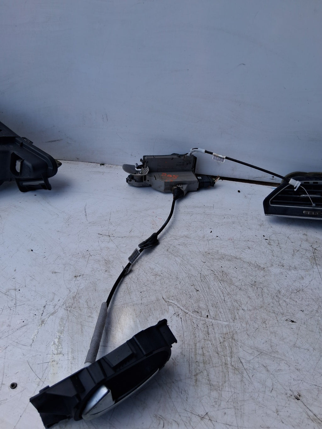2017 PEUGEOT 208 FRONT DOOR LOCK MECHANISM AND HANDLE 9812500980