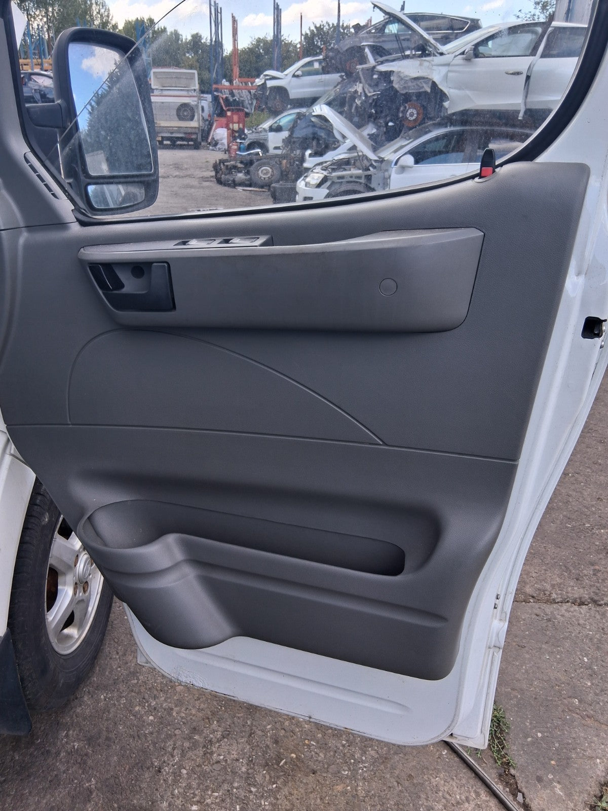 2020 SAIC LDV V80 OSF DRIVER SIDE FRONT RIGHT BARE DOOR WHITE