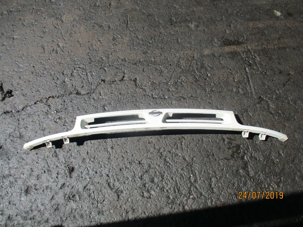 NISSAN MICRA MK3 FRONT BUMPER GRILL & EMBLEM BADGE WHITE