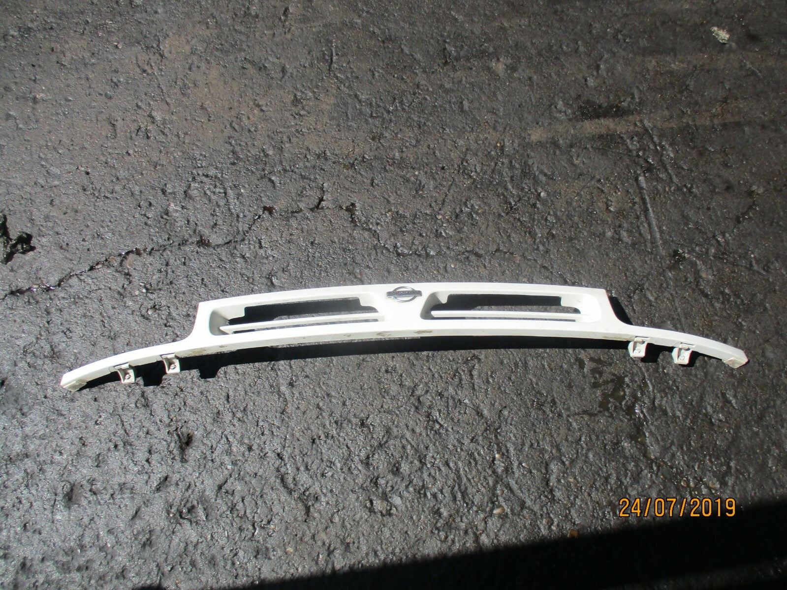 NISSAN MICRA MK3 FRONT BUMPER GRILL & EMBLEM BADGE WHITE