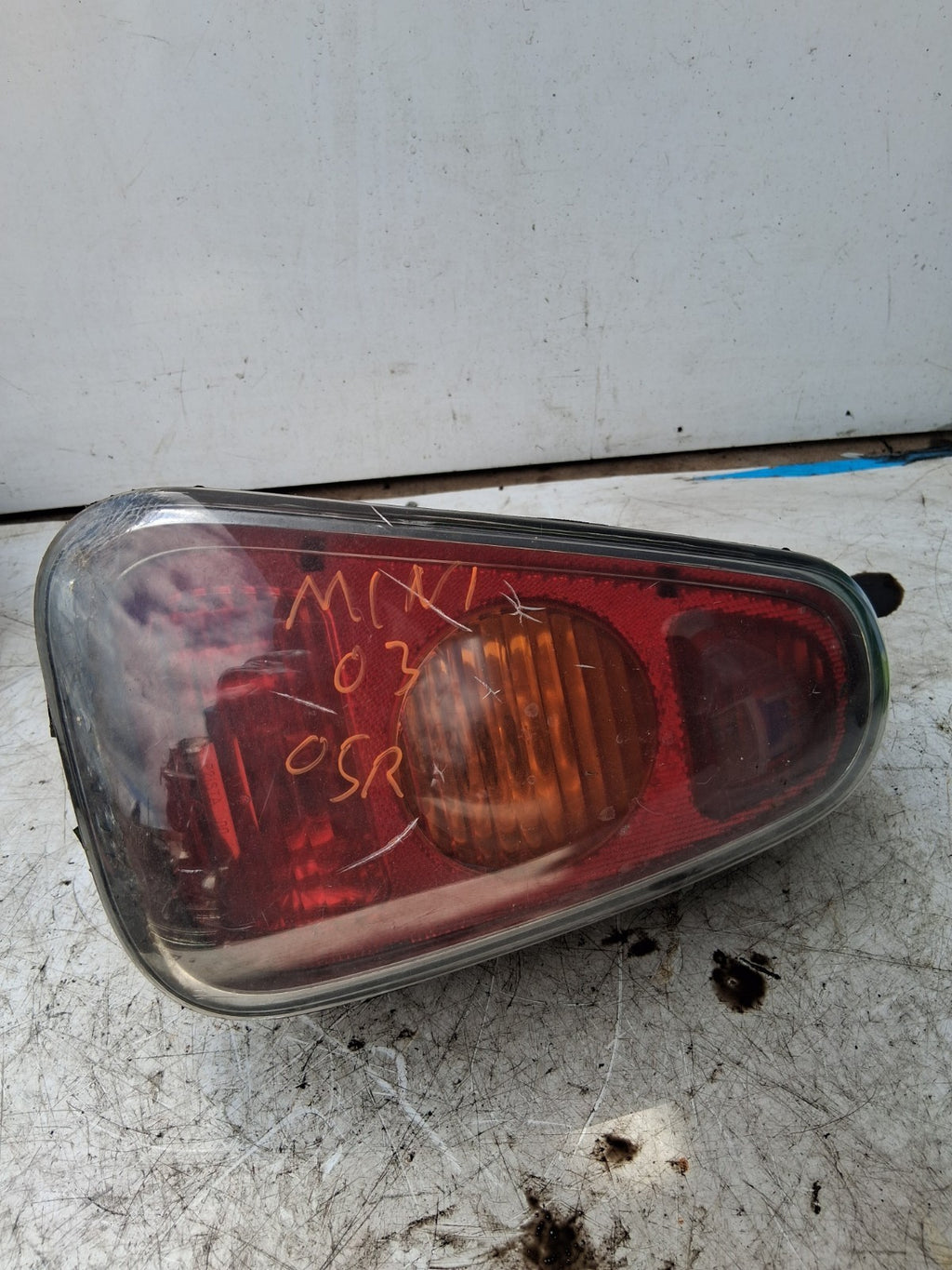 2003 MINI OS DRIVER SIDE REAR TAILGATE LIGHT 89023373