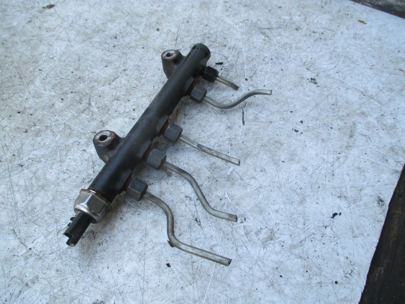 PEUGEOT CITROEN FORD 1.6 DIESEL FUEL RAIL 9685297580
