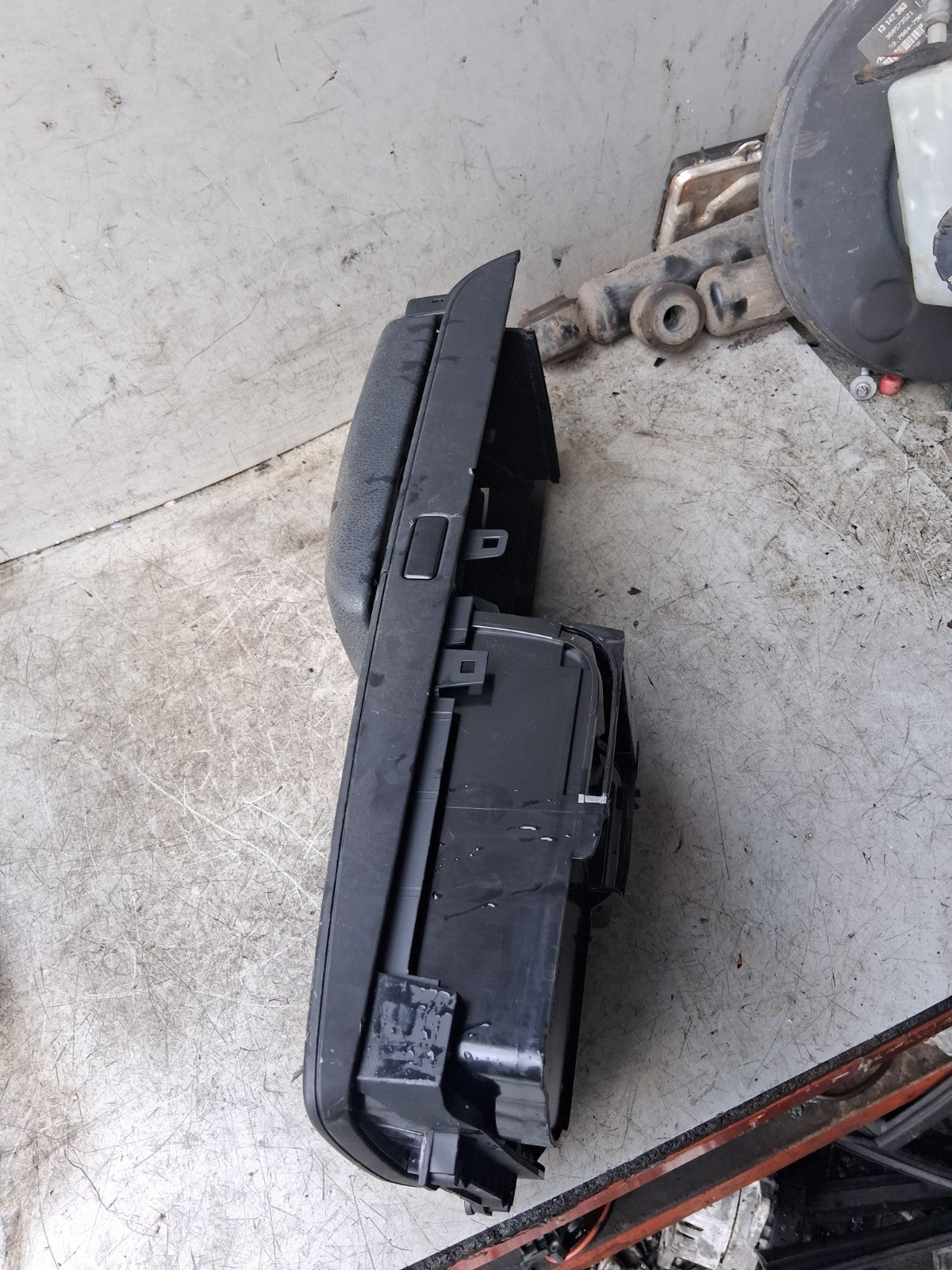 2015 MERCEDES-BENZ C-CLASS W204 CENTRE CONSOLE WITH ARM REST  A2046801339