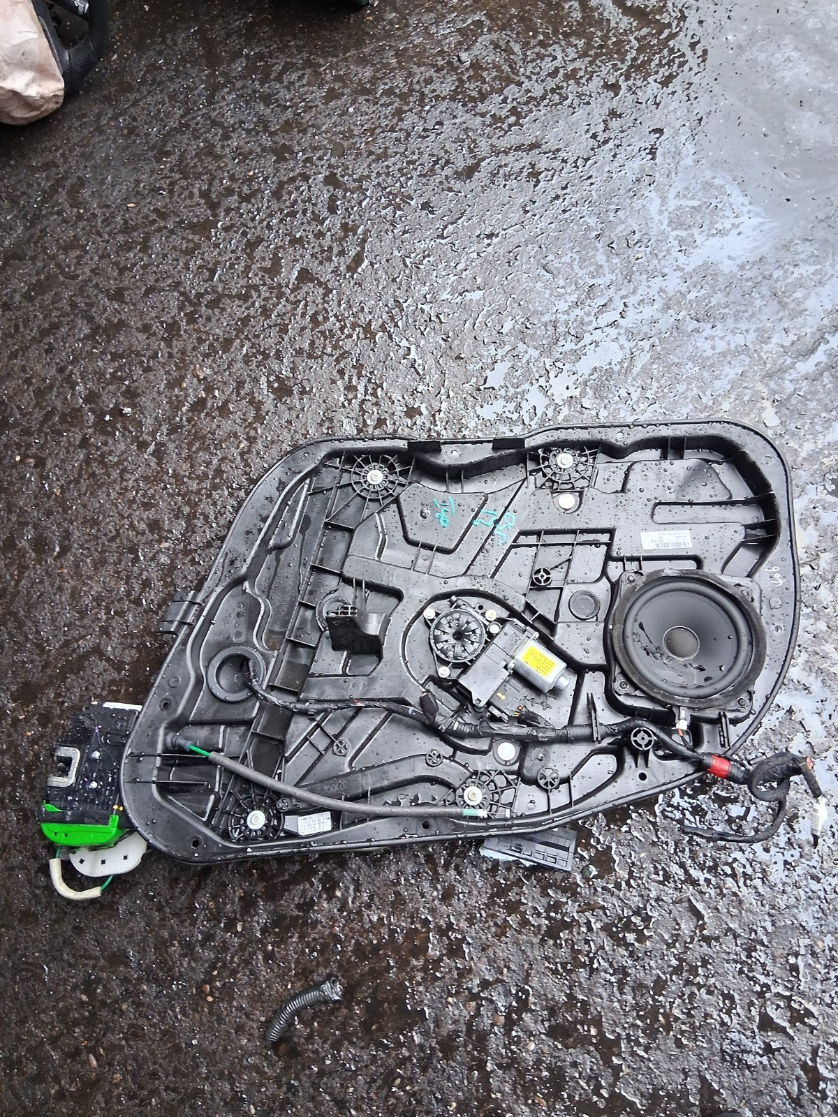 2013 HYUNDAI I40 NSF PASSENGER DRIVER SIDE WINDOW MOTOR REGULATOR 82460-3Z010