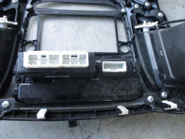 2018 HYUNDAI IX20 DIGITAL CLOCK & SWITCHES & MIDDLE DASH AIRVENT TRIM 945101K000
